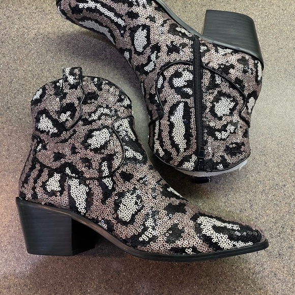 🆕Betsey Johnson💋 “Lucki” Leopard Sequin Western Boots - Picture 6 of 13